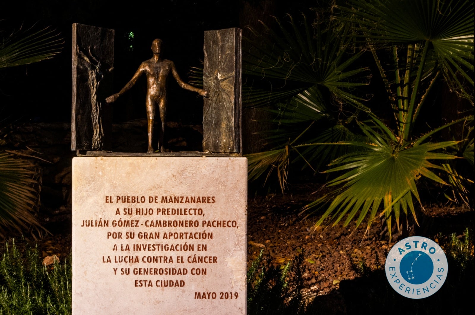 Placa en homenaje a Julián Gómez Cambronero