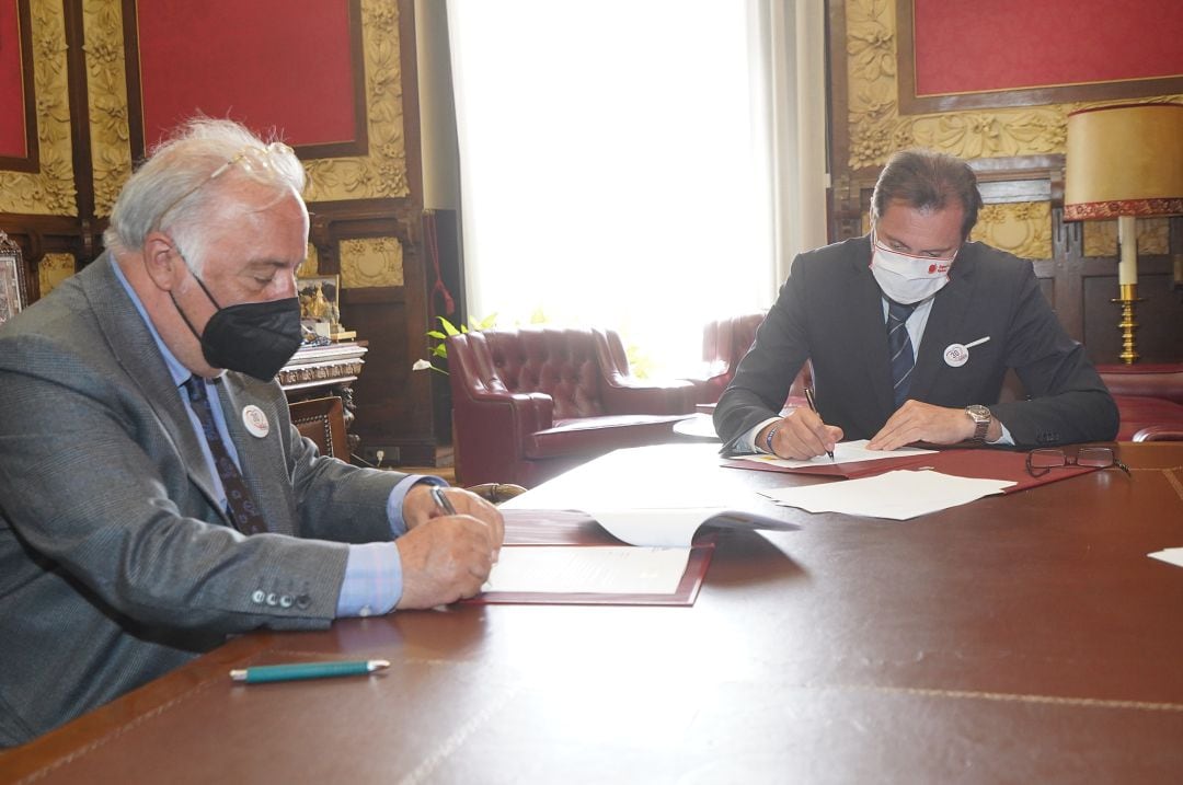 Firma del acuerdo en el despacho del alcalde