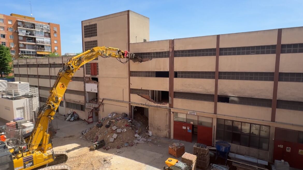 Trabajos de demolición del parking del Hospital Universitario de Móstoles