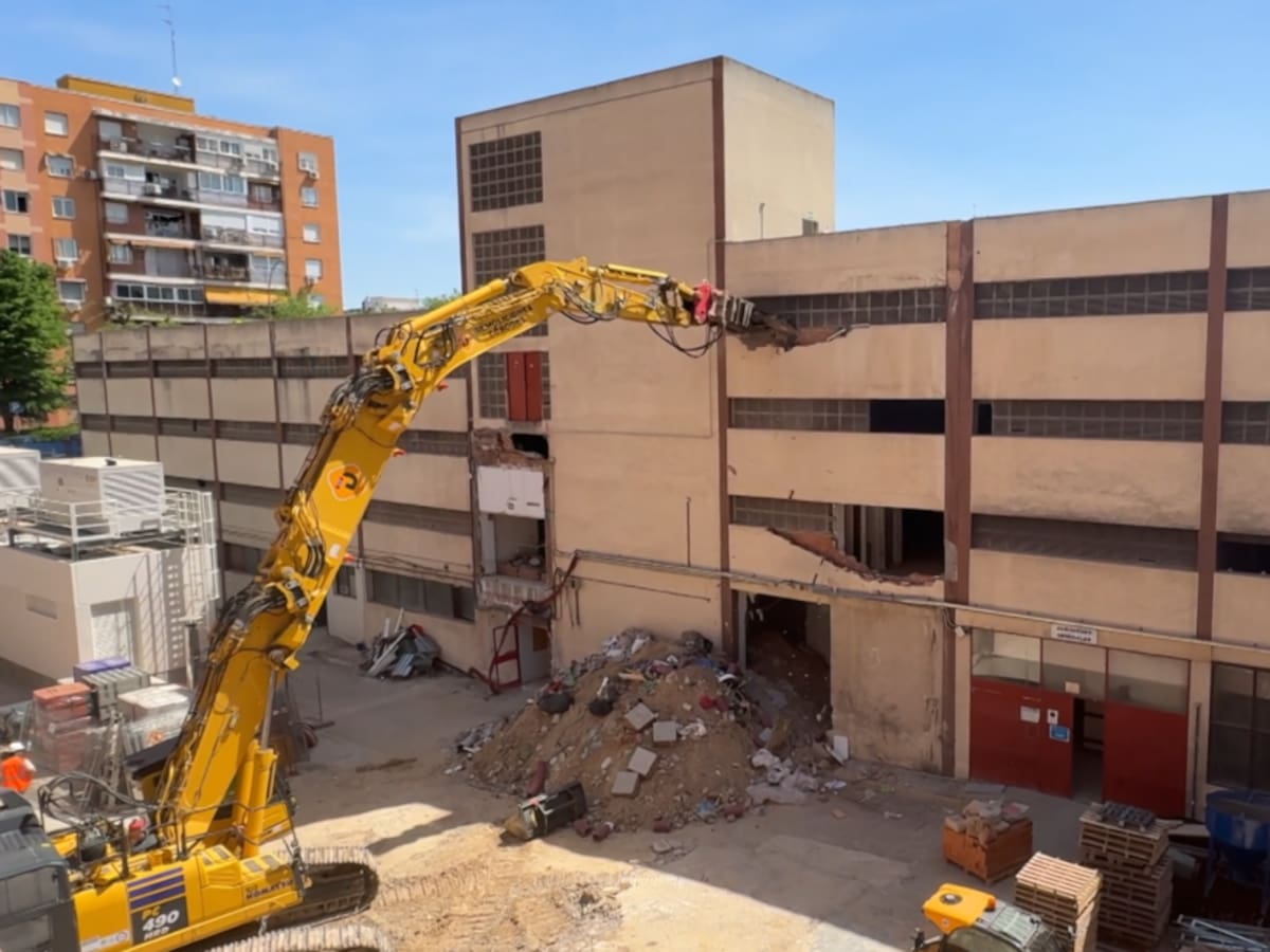 La ampliación del Hospital Universitario de Móstoles arranca una nueva etapa con los trabajos de demolición del aparcamiento