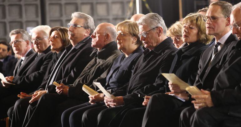 De izquierda a derecha: el ministro alemán del Interior, Thomas de Maizière, el ministro alemán de Exteriores,  la presidenta del Bundesrat , Malu Dreyer, el presidente de la Cámara de Representantes, Ronald Weinland, el presidente del Bundestag, Norbert 