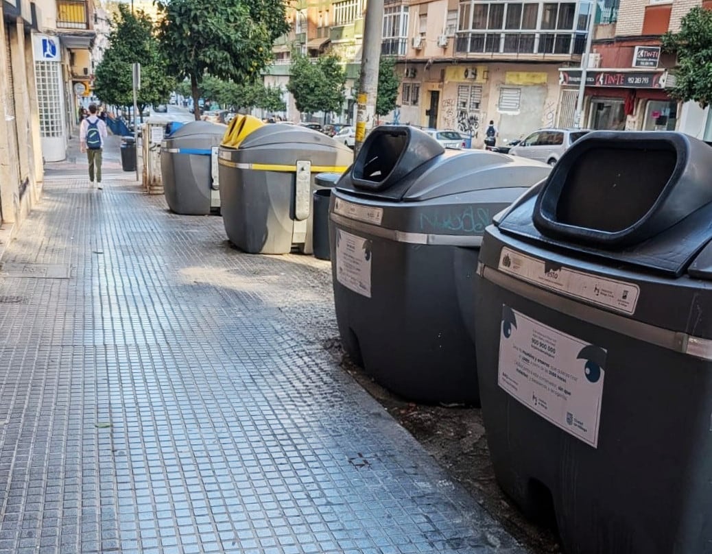 Contenedores en la calle de la ciudad de Málaga (Limasam)