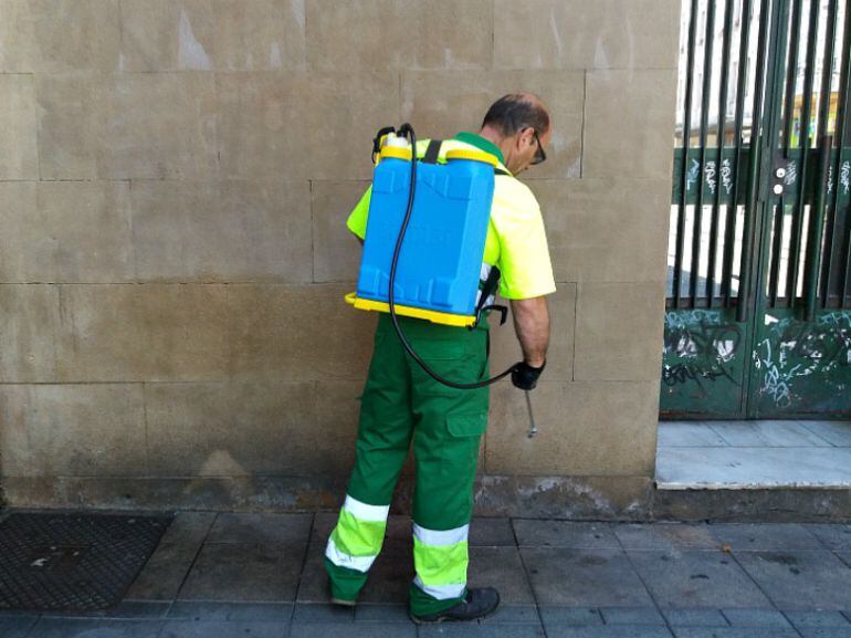 Un operario impregna con el líquido repelente una de las paredes de la calle General Álava.