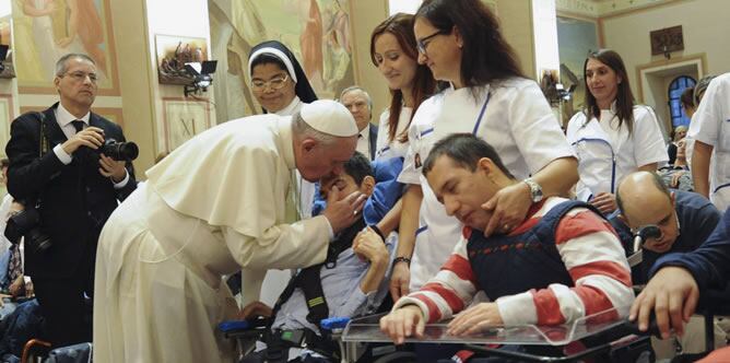 El papa Francisco durante su encuentro con los pobres asistidos por Cáritas de la sede arzobispal de Asís