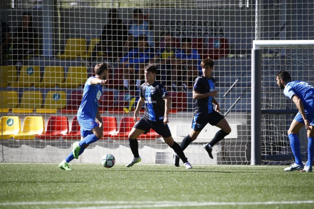 Un moment del partit entre la UE Santa Coloma i l'Inter d'Escaldes de diumenge.