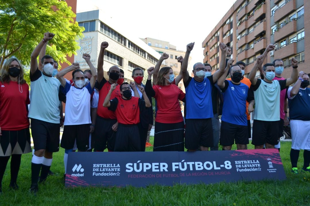 Algunos de los participantes en la Liga Súper Fútbol-8 en la presentación de la competición junto al presidente de la FFRM, José Miguel Monje, y la Vicepresidenta y Consejera de Mujer, Igualdad, LGTBI, Familias y Política Social, Isabel Franco, y la directora general de Personas con Discapacidad, Conchita Ruiz