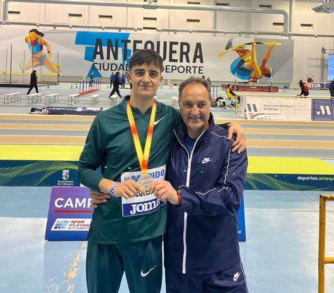 Pol Oriach junto su entrenador Fernando García "Phondy" con una nueva medalla