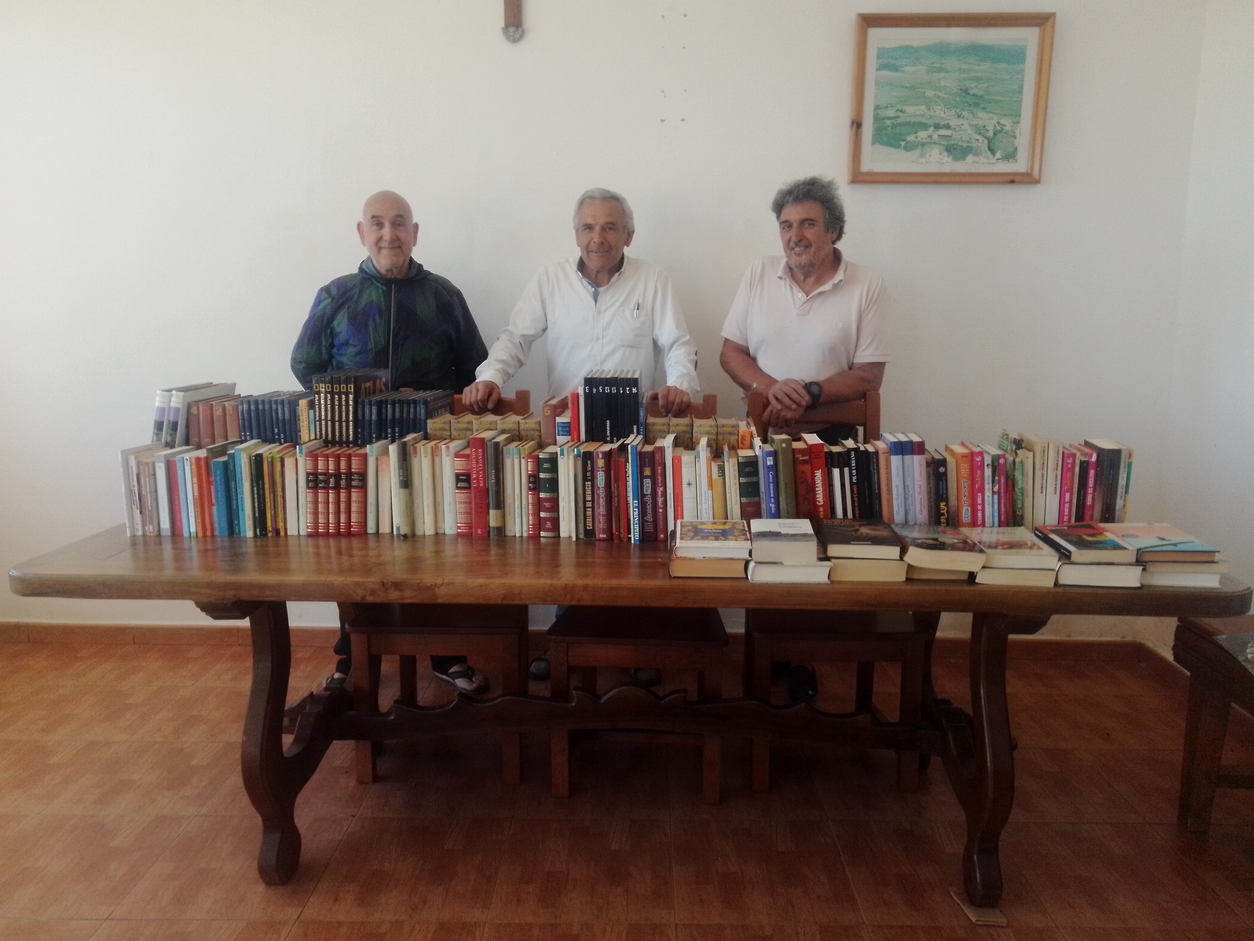 La Asociación Ecologista La Braña entrega 200 libros a la pedanía de Matabuena