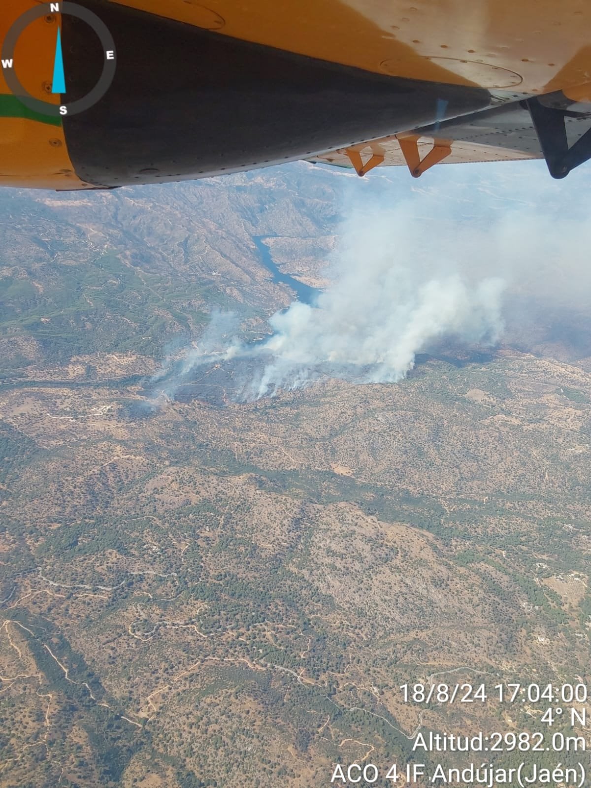 Imagen del incendio tomada desde el avión de coordinación ACOA4, posicionado en el Aeropuerto de Granada. - PLAN INFOCA