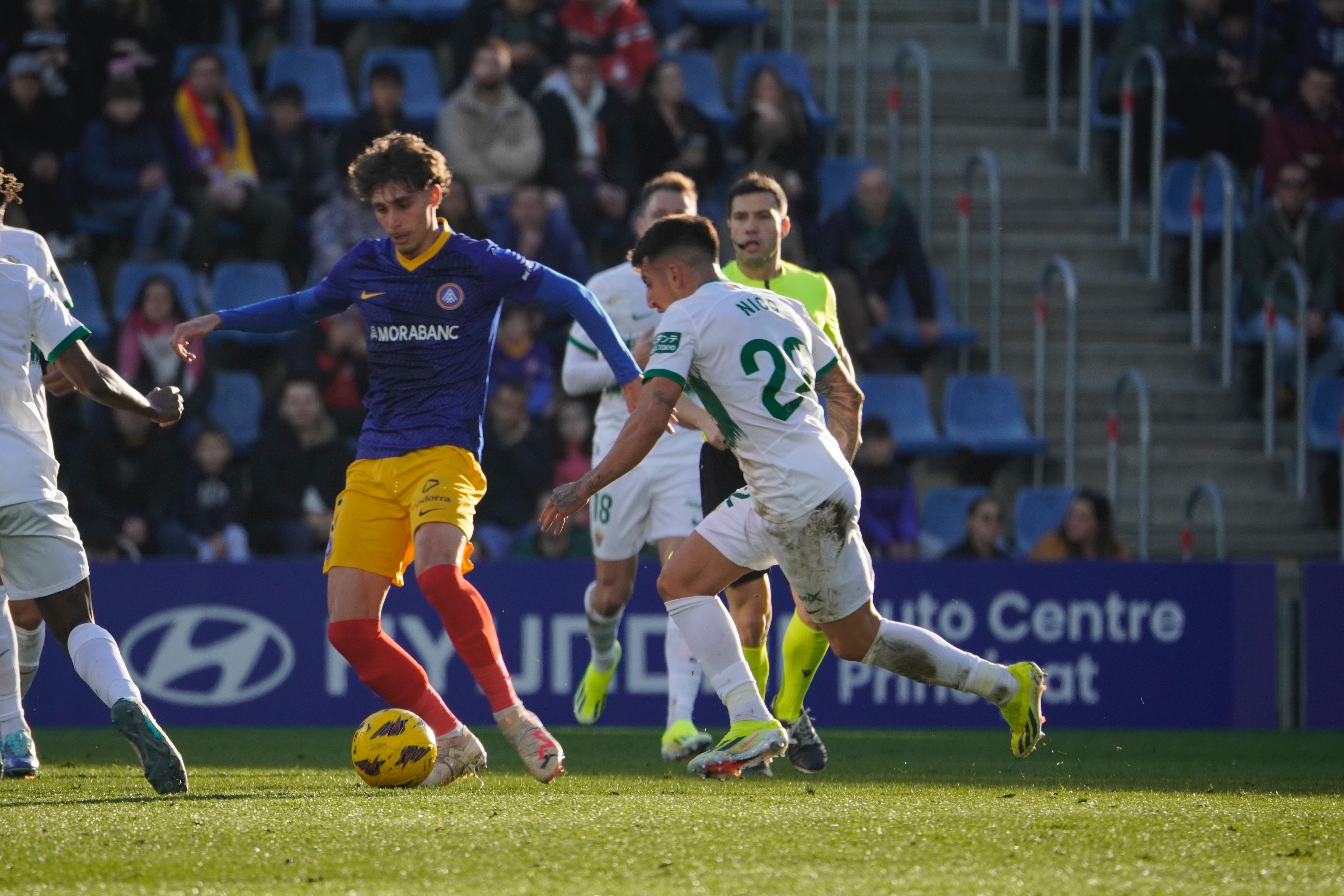 Un instant del partit entre l'FC Andorra i l'Elx a l'Estadi Nacional. Els tricolors sumen una nova derrota i ja són penúltims a la classificació.
