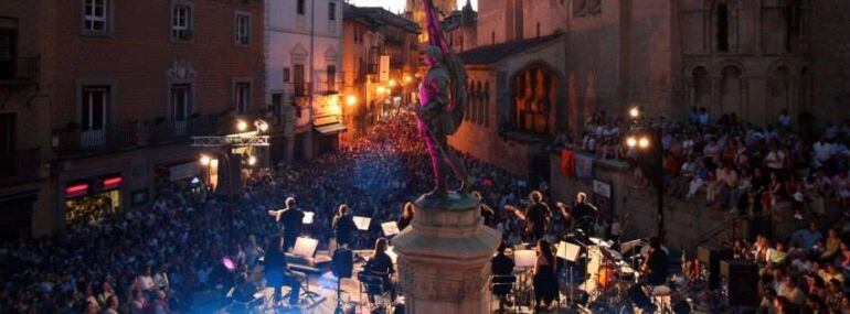 Una de las actuaciones del Mester en la Plaza de San Martin