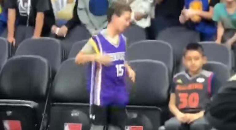 El aficionado de los Kings que se cambió de camiseta al ver a Curry