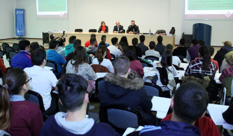 120 jóvenes fuenlabreño firman contratos de formación dentro del programa de Garantía Juvenil.