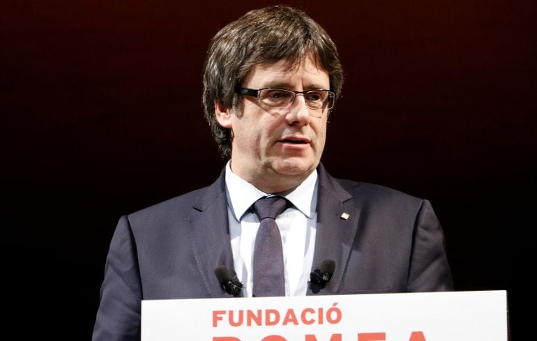 El president de la Generalitat, Carles Puigdemont, durante un acto con la prensa