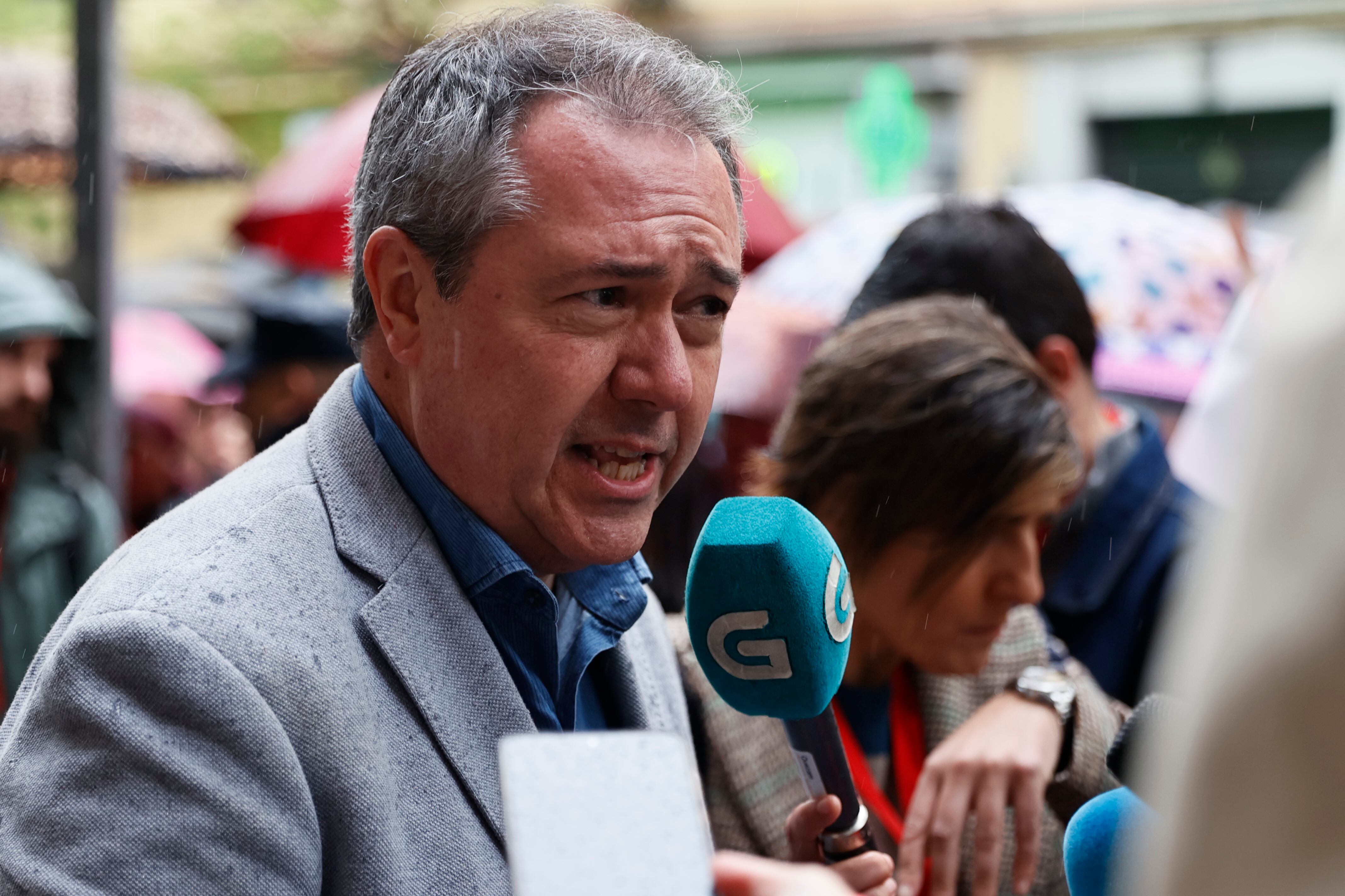 MADRID, 27/04/2024.- El líder del PSOE andaluz, Juan Espadas, atiende a los medios a su llegada a la sede socialista de Ferraz, donde se celebrará un Comité Federal, este sábado en Madrid. EFE/ Fernando Alvarado
