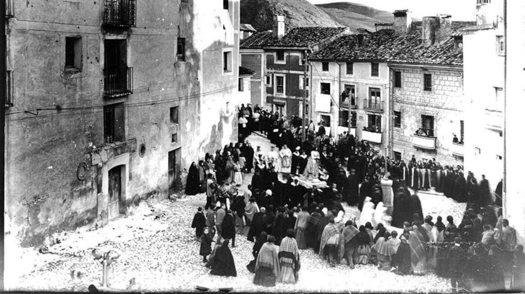 Procesión por Zapaterías, que podría ser la del 31 de diciembre de 1899. La gente se cubre con mantas a la espalda. Se aprecia una vivienda donde ahora hay barandilla.