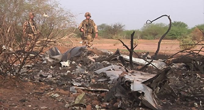 Primeras imágenes, difundidas por el Ministerio de Defensa francés, del avión siniestrado en Mali este pasado jueves