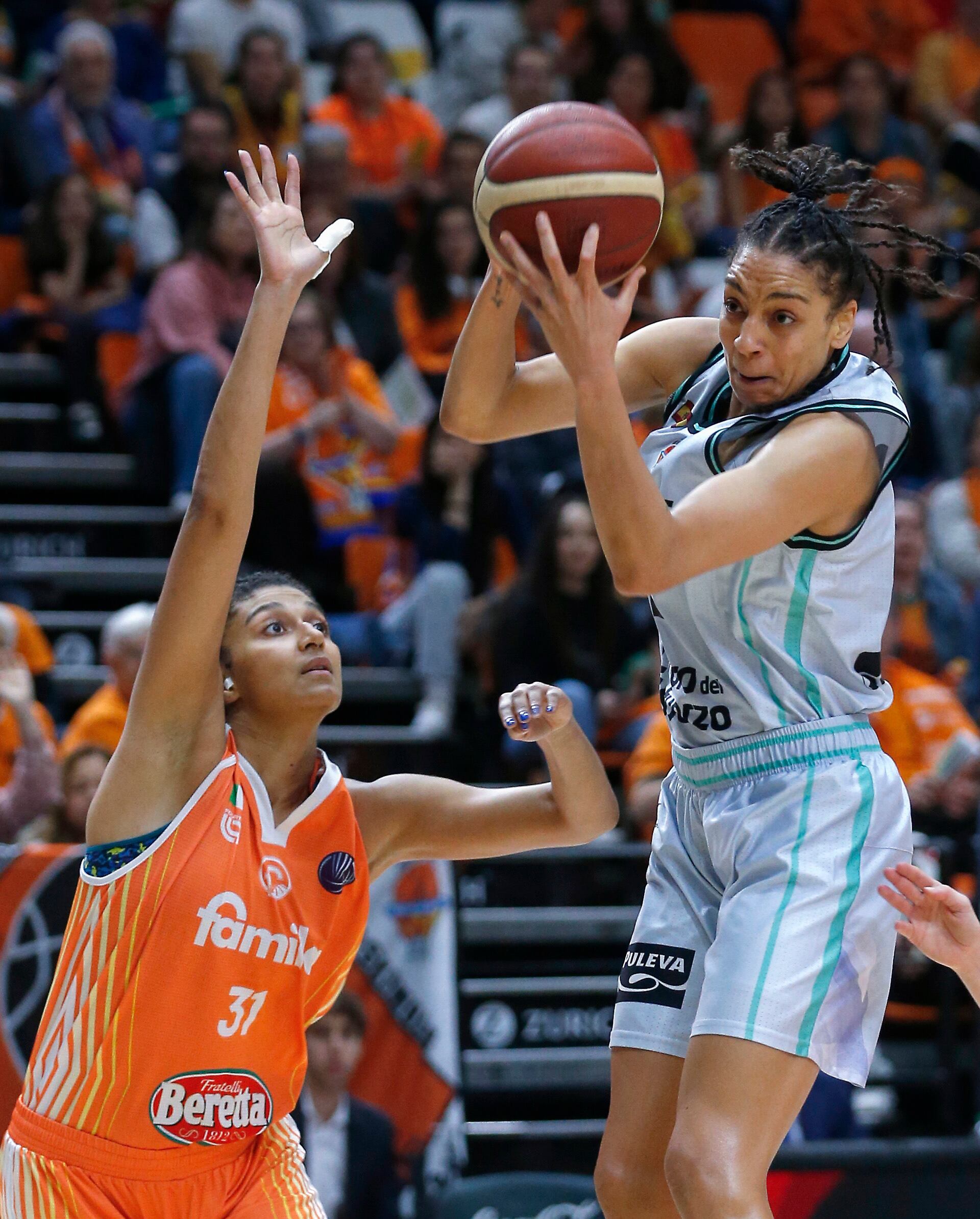 VALENCIA, 17/03/2023.- La alero del Valencia Basket Cierra Burdick (d) entra a canasta defendida por Jasmine Keys, del Familia Schio, durante el partido de EuroLiga que se disputa hoy viernes en el pabellón de la Fuente de San Luis. EFE/Miguel Ángel Polo