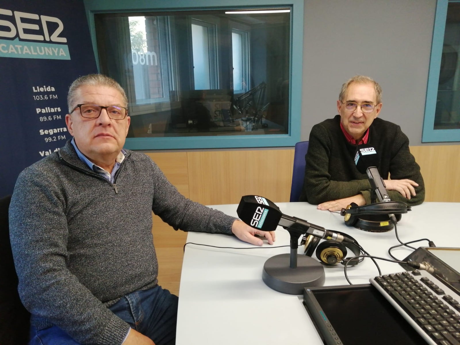 Josep Lluís Valls, en primer terme, i Miquel Llompart, de l&#039;Associació de Voluntaris de Protecció Civil de Lleida.