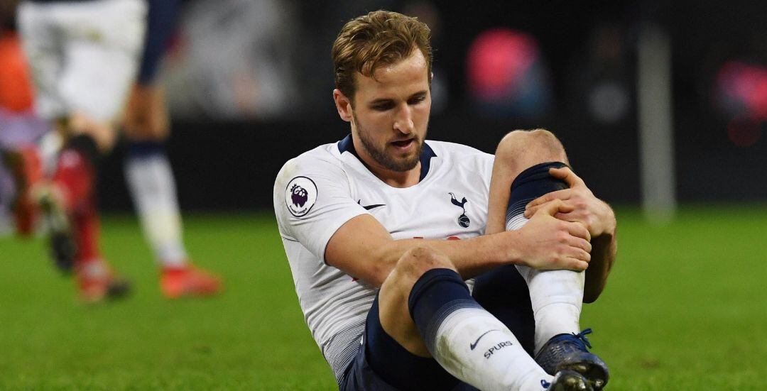 Harry Kane, en el momento de su lesión durante el partido ante el Manchester United