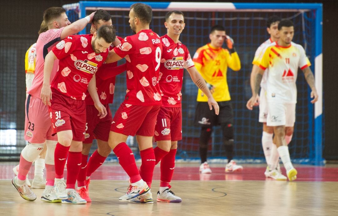 La plantilla de ElPozo Murcia celebra un gol ante Santa Coloma