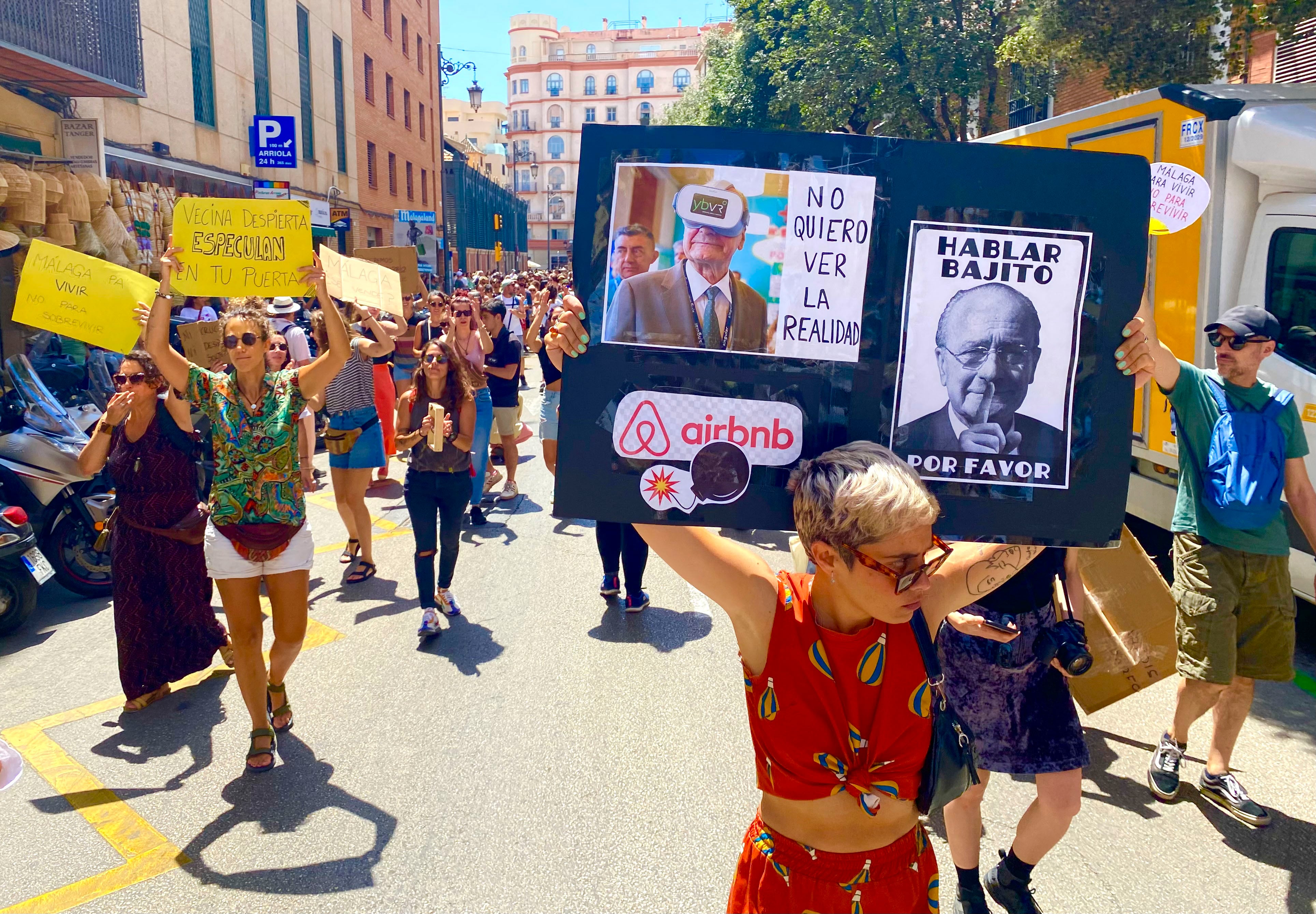 MÁLAGA, 29/06/2024.- Cientos de personas participan este sábado en la manifestación por el derecho a la vivienda &#039;Málaga para vivir, no para sobrevivir&#039;, convocada por el Sindicato de Inquilinas e Inquilinos y que cuenta con el apoyo de medio centenar de colectivos. EFE/María Alonso
