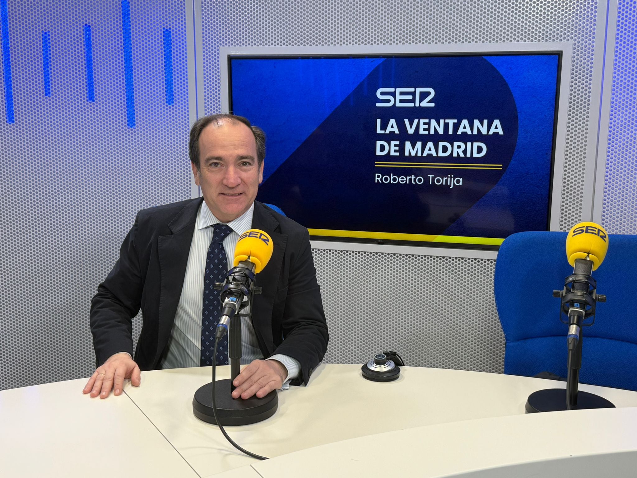 Borja Carabante en los estudios de Radio Madrid.