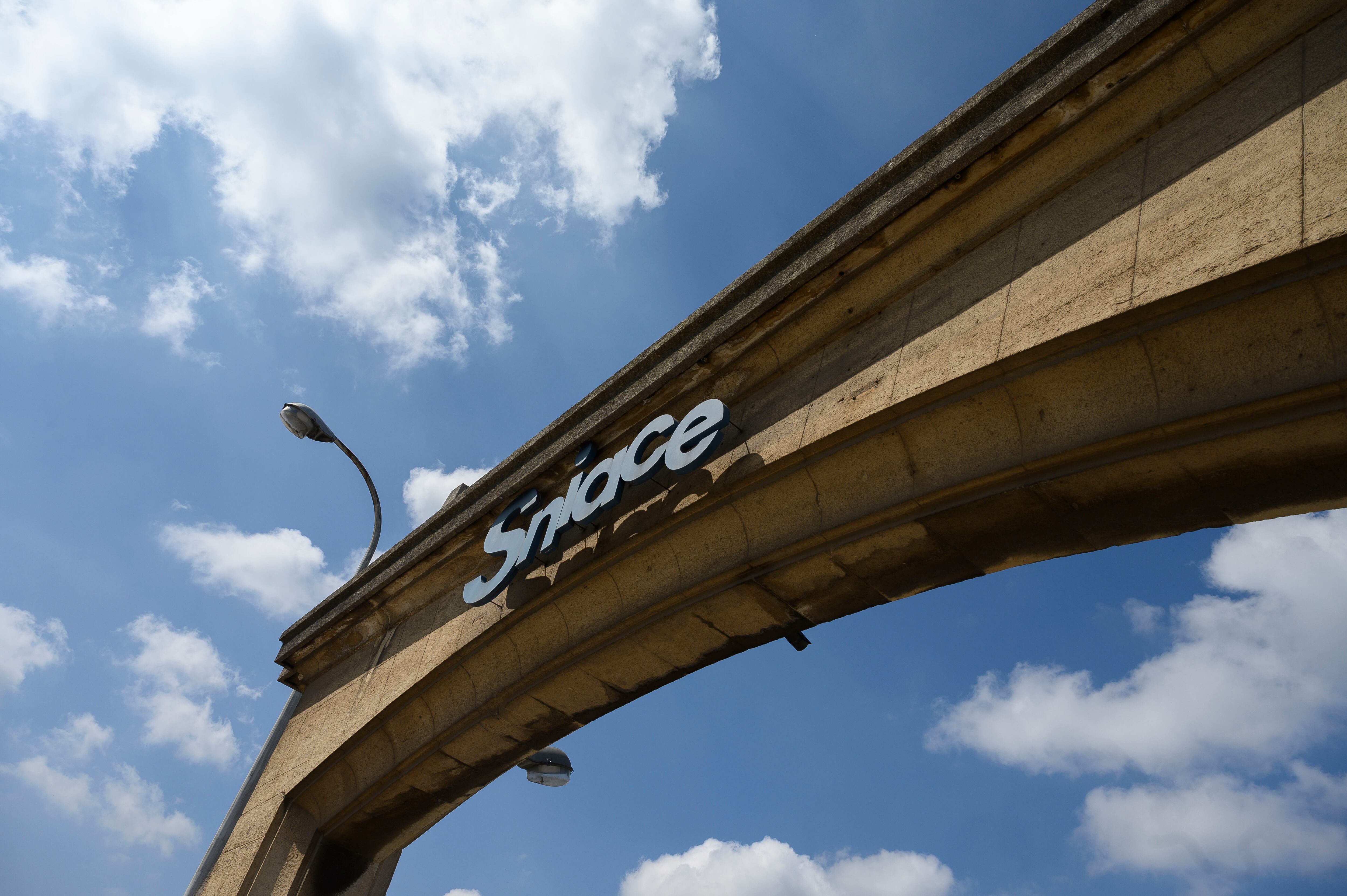 GRAF6981. TORRELAVEGA (CANTABRIA), 05/05/2022.- Vista de la entrada a la fábrica de Sniace, este jueves, en la localidad cántabra de Torrelavega. El Gobierno de Cantabria ha aprobado este jueves imponer a Sniace una sanción de más de 37,2 millones de euros "por una infracción administrativa muy grave" de emisiones de CO2, y no comunicada por la empresa química de Torrelavega, que lleva sin actividad desde febrero de 2020. EFE/ Pedro Puente Hoyos