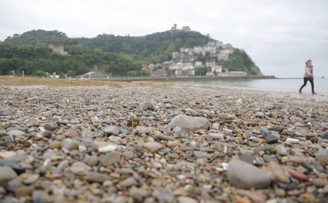 Manto de piedras en la Playa de Ondarreta (archivo)