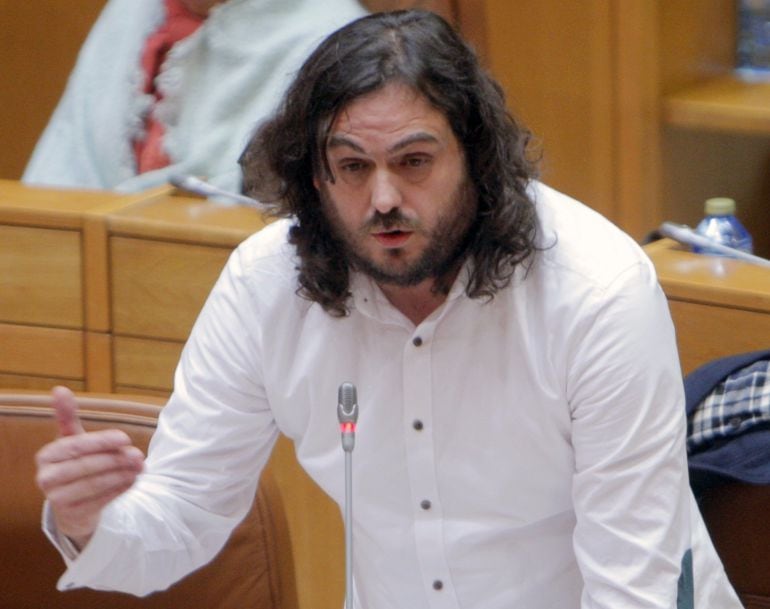 El viceportavoz de AGE en el Parlamento Gallego, Antón Sánchez, pregunta al presidente de la Xunta sobre el balance de Gobierno, durante la sesión de control esta mañana en el Parlamento