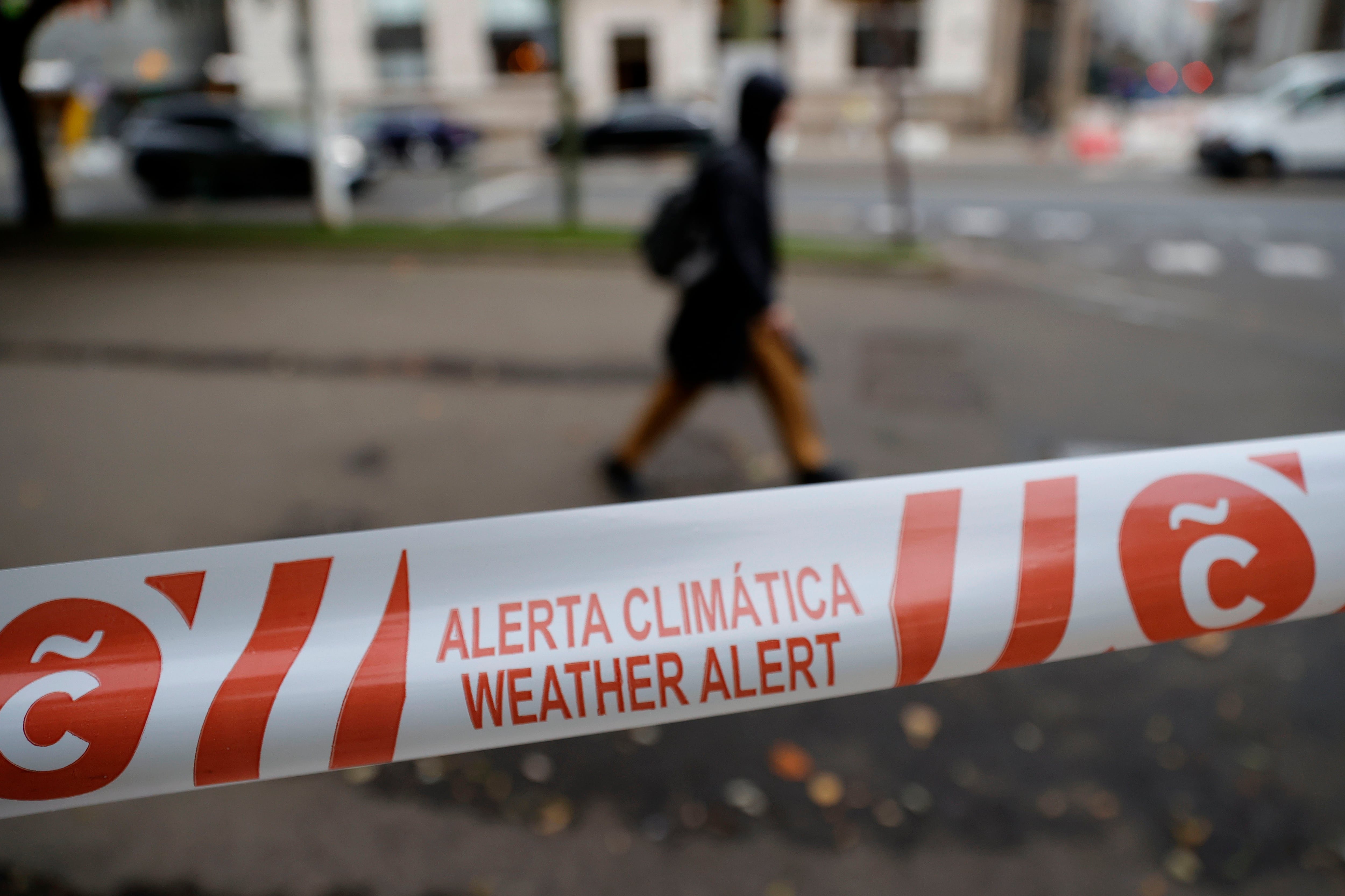 A CORUÑA (ESPAÑA), 11/11/2025.- Parques cerrados en la ciudad de A Coruña, donde la tormenta Claudia empieza a dejarse sentir con lluvias y fuertes vientos en la costa de Galicia, donde permanece activa la alerta naranja por oleaje y mar de viento en toda la costa, a excepción de la Mariña lucense, donde el qviso es de nivel amarillo. EFE/Cabalar
