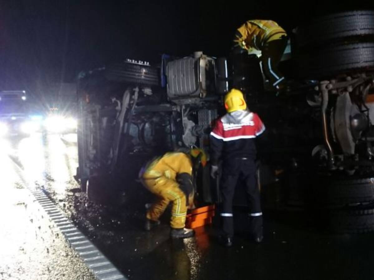 El vuelco de un camión provoca el corte del tráfico en la A-31 hacia Madrid
