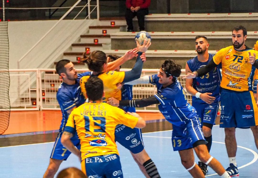 Acción de juego del duelo del Tubos Aranda en Pontevedra ante Teucro.