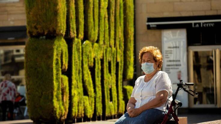 Vecinos de Vitoria opinan sobre el confinamiento por municipios y el toque de queda.