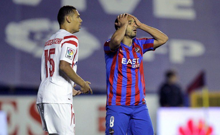 GRA415. VALENCIA, 07/04/2015.- El jugador del Levante UD El Zhar (d) se lamenta de una ocasión fallida ante Kolodziejczak, del Sevilla FC, durante el partido de Liga en Primera División que están disputando esta noche en el estadio Ciutat de Valencia. EFE/Manuel Bruque