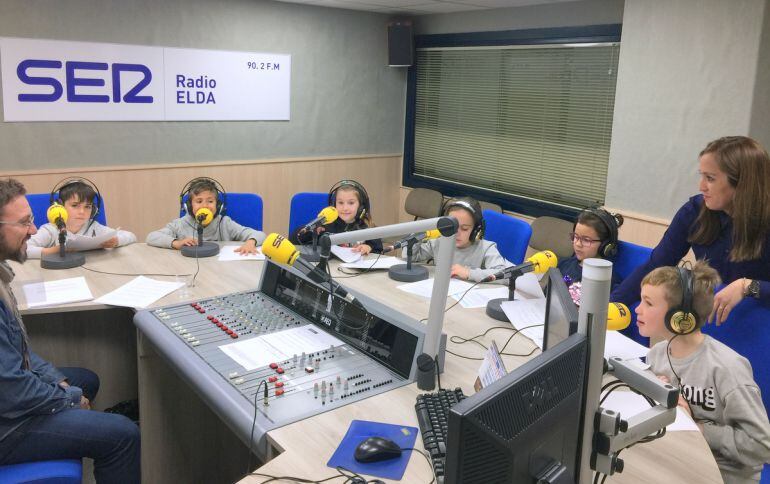 El estudio de Radio Elda - Cadena SER se llenó de futuros locutores