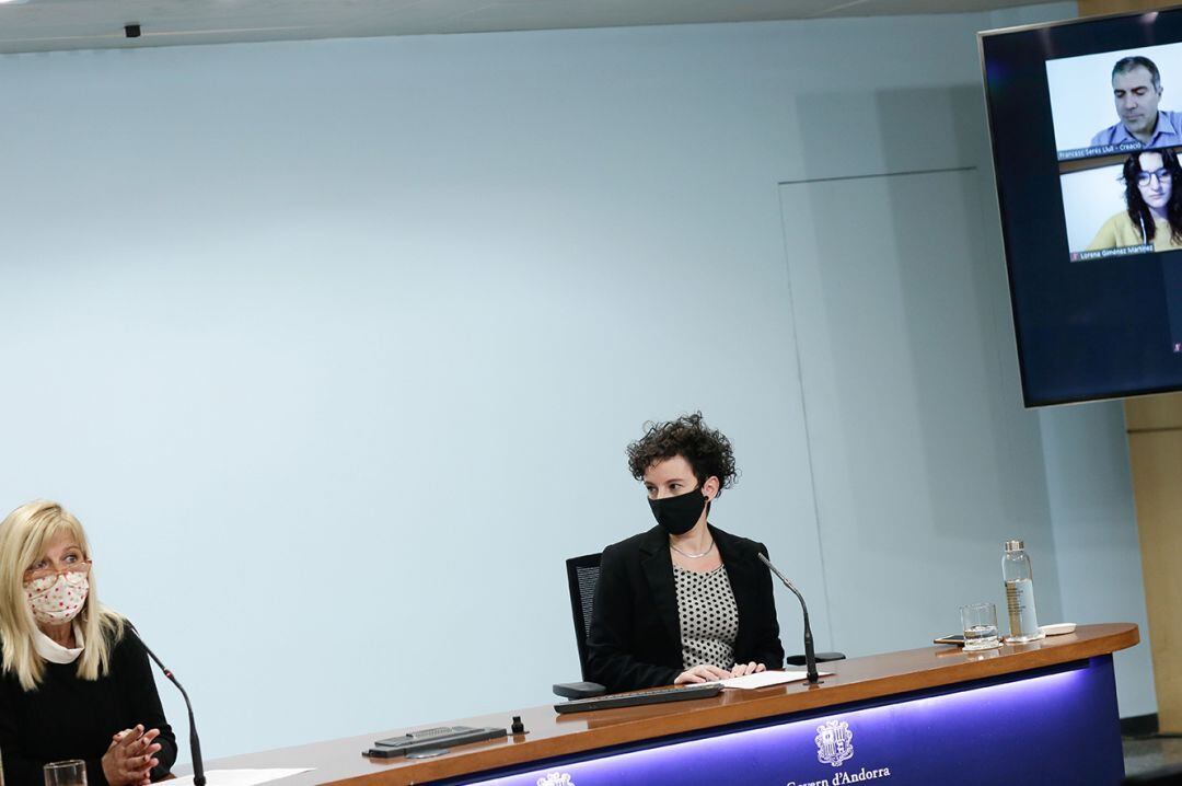 La directora de Promoció Cultural del ministeri de Cultura i Esports, Montserrat Planelles, i la responsable de Faber Andorra, Meritxell Blanco, durant la roda de premsa.