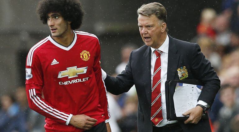 Louis van Gaal habla con Marouane Fellaini durante el partido en el que el United ha caído derrotado ante el Swansea.