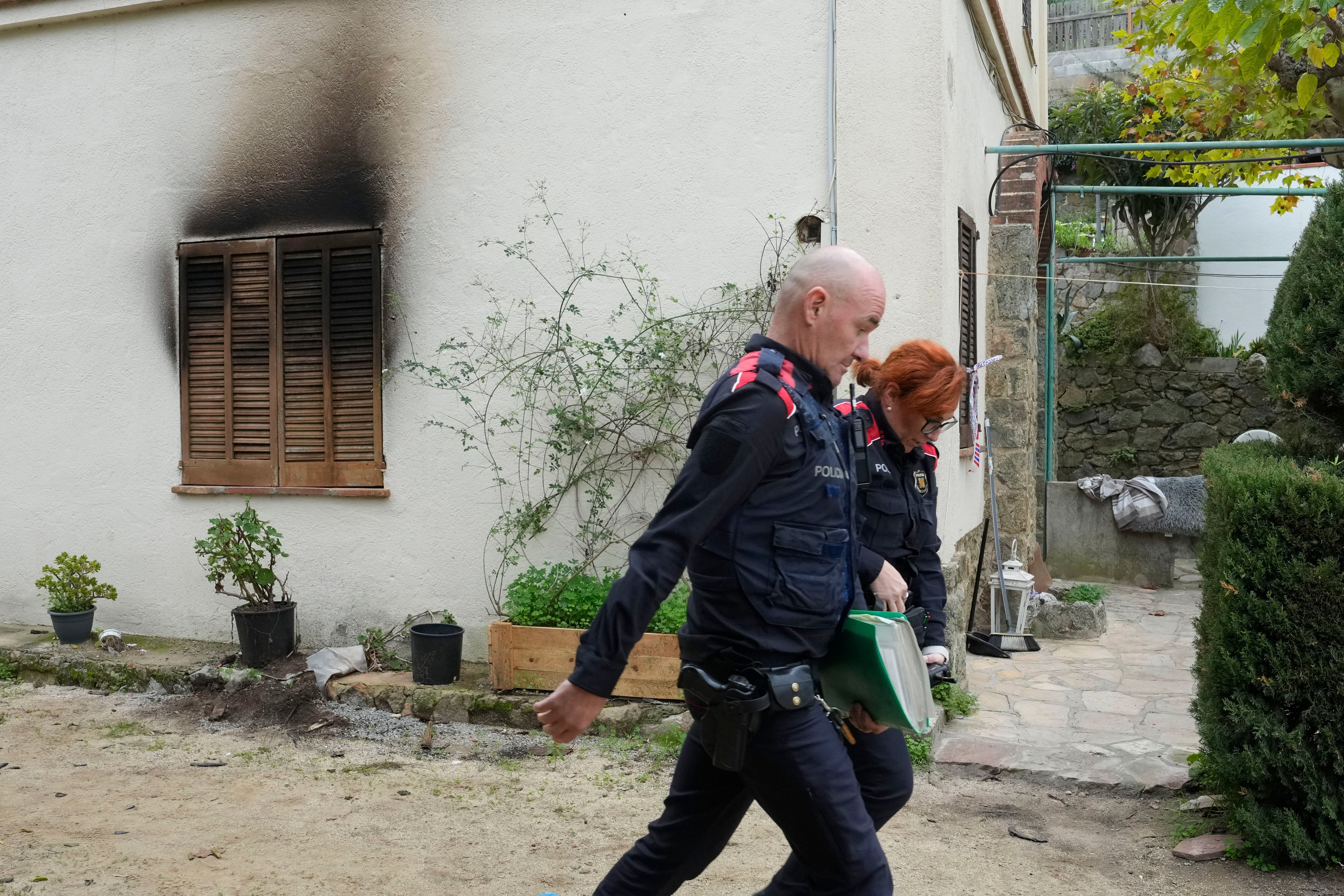 Los Mossos investigan la muerte de un padre y un hijo en Arenys de Mar, las víctimas han sido halladas con signos de violencia en el interior de la vivienda después de un incendio.