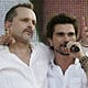 Miguel Bosé junto a Juanes durante el concierto.