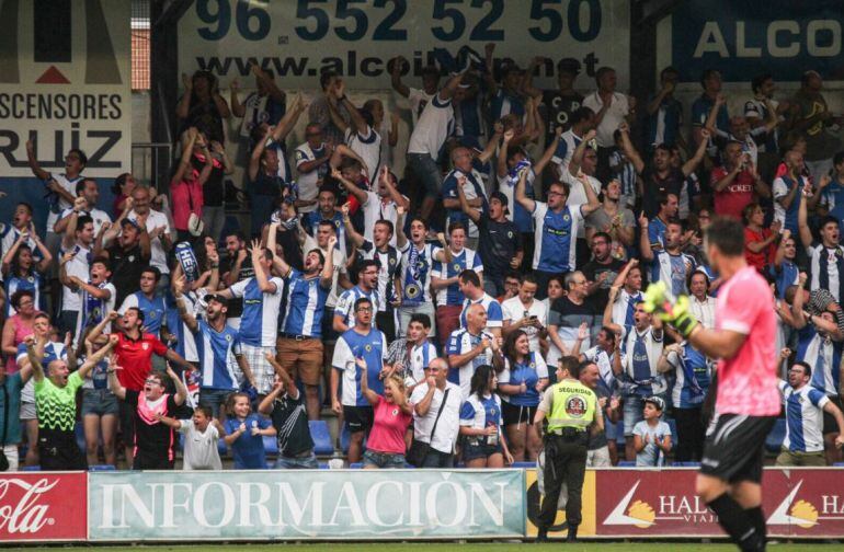 Los aficionados del Hércules CF en las gradas de El Collao