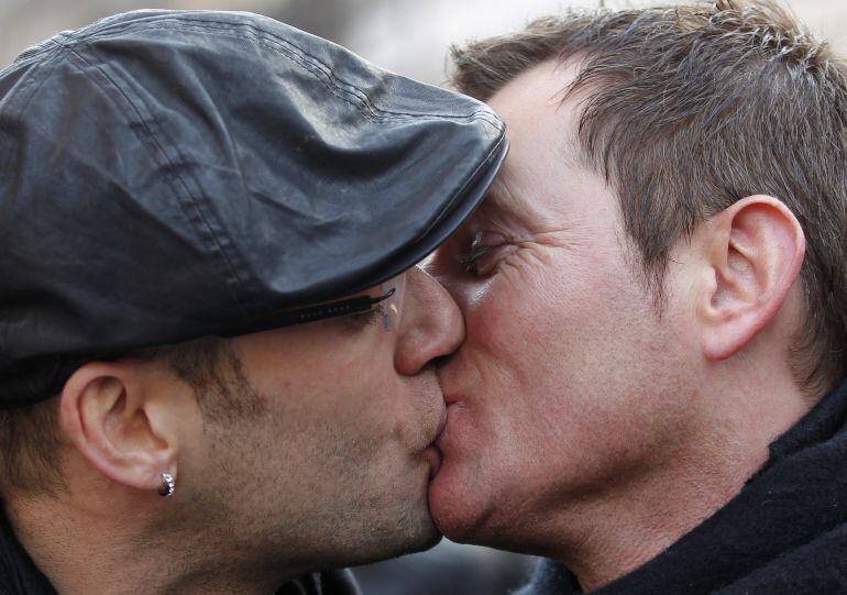 Parella fent-se un petó