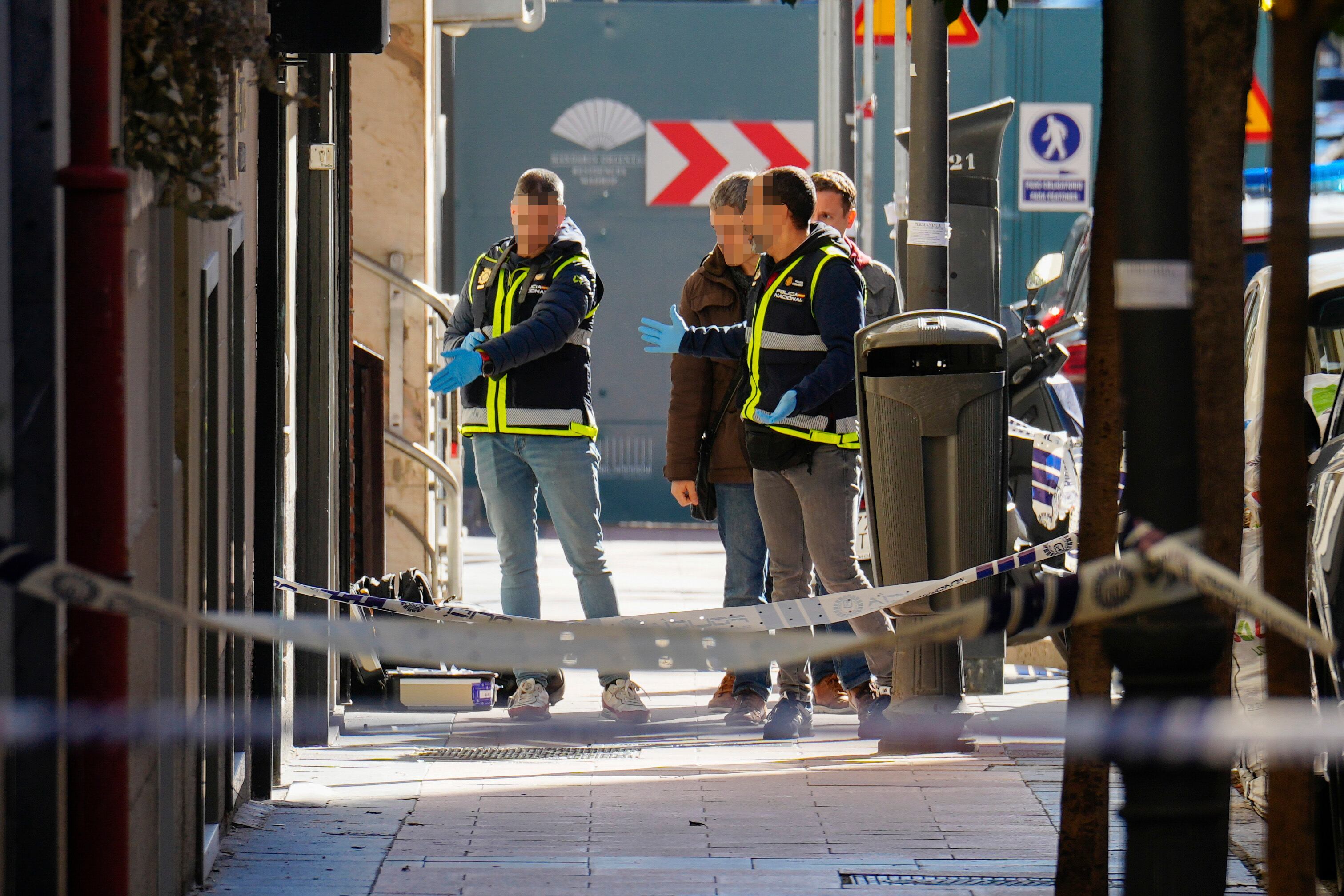 MADRID, 09/11/2023.- La Policía investiga en el lugar donde el político español Alejo Vidal-Quadras, que fue vicepresidente del Parlamento Europeo y presidente del conservador Partido Popular (PP) en Cataluña, ha recibido un disparo en la cara en la calle Núñez de Balboa de Madrid. EFE/Borja Sánchez-Trillo