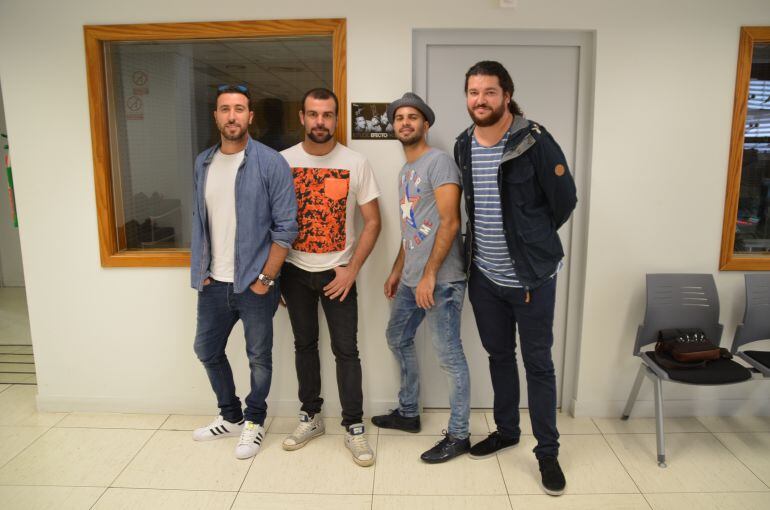 El grupo canario, Efecto Pasillo, en los estudios de SER Las Palmas