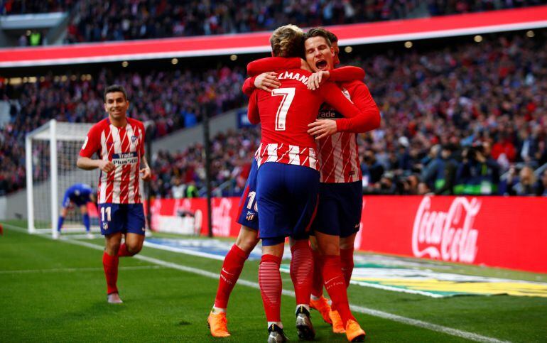 Jugadores del Atlético de Madrid celebran el primer gol ante el Athletic. 