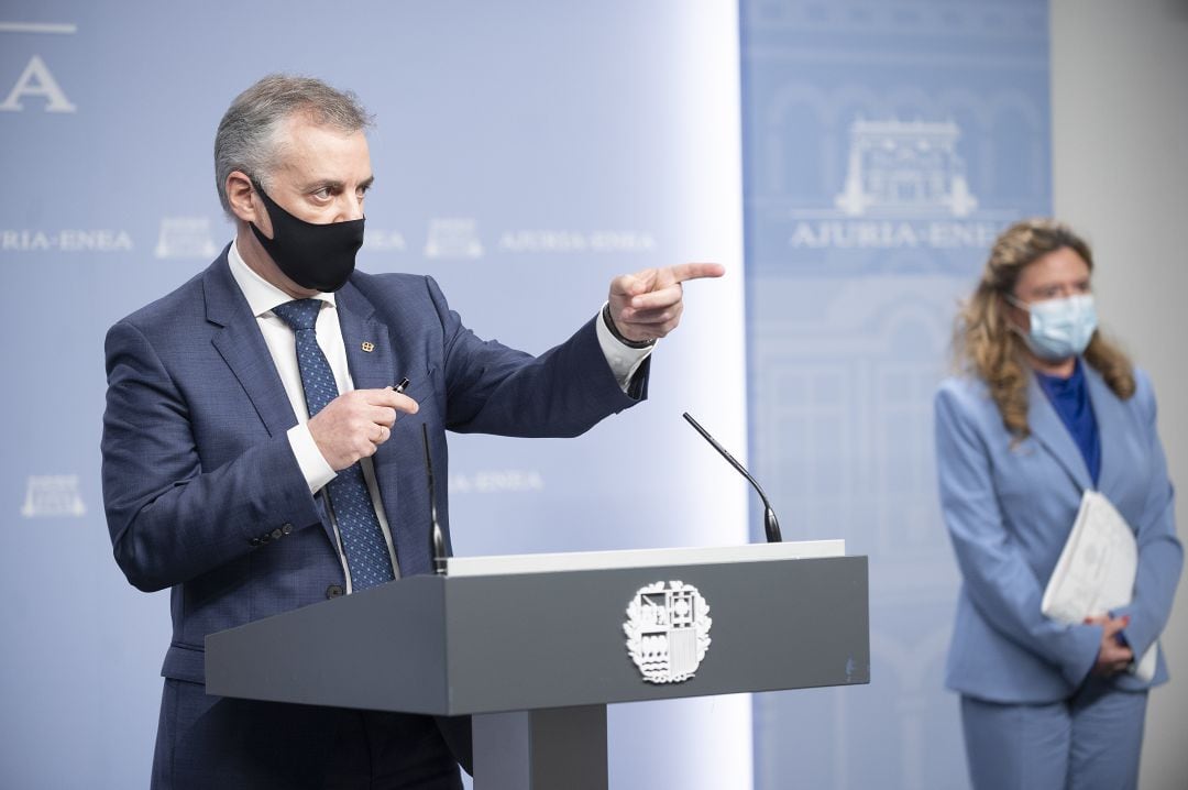 El Lehendakari junto a la consejera de Salud.