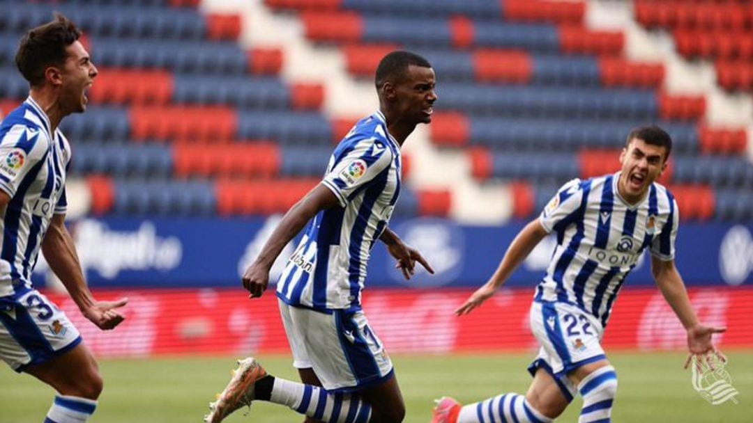 Isak celebra por todo lo alto su gol con Barrenetxea y Zubimendi