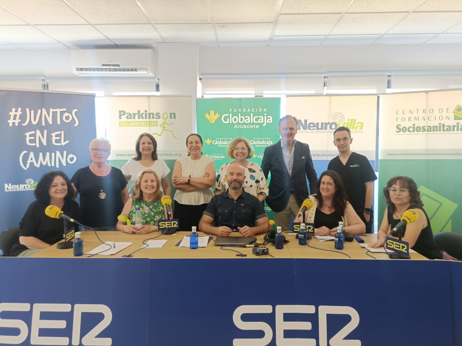 Foto de familia del especial Hoy por Hoy Albacete desde la sede del Parkinson de Villarrobledo