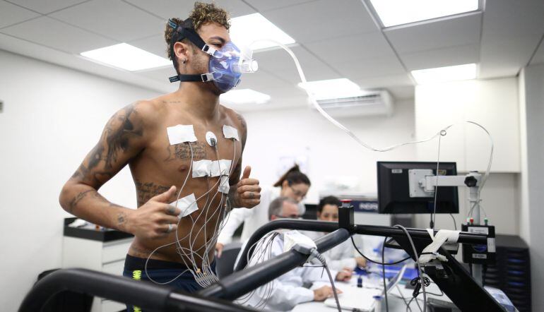 Neymar pasa un reconocimiento médico con la selección brasileña.