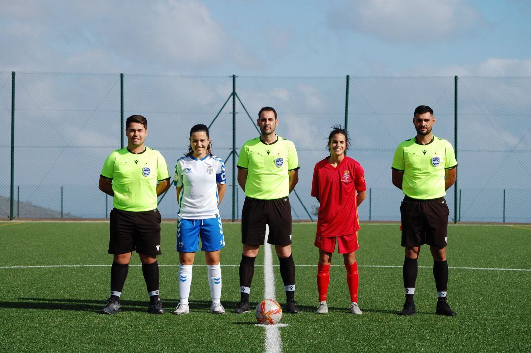 Las capitanas de ambos equipos junto al trío arbitral.